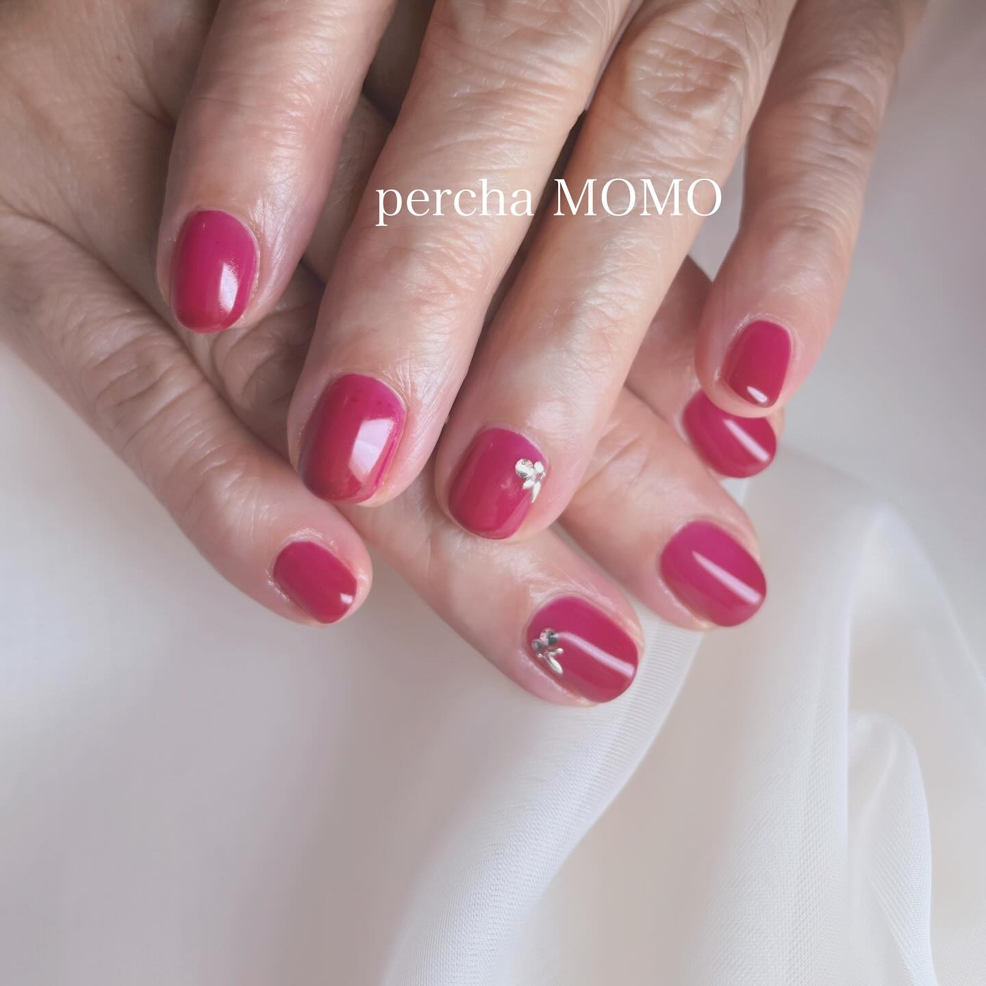 他のシンプル上品な#大人ネイル はこちらから▶︎( @nail.salon_percha_momo )
✴︎
元気を出したい時には赤!
赤にもいろんな赤があって今回はベリー系の赤✴︎
手元がパッと...