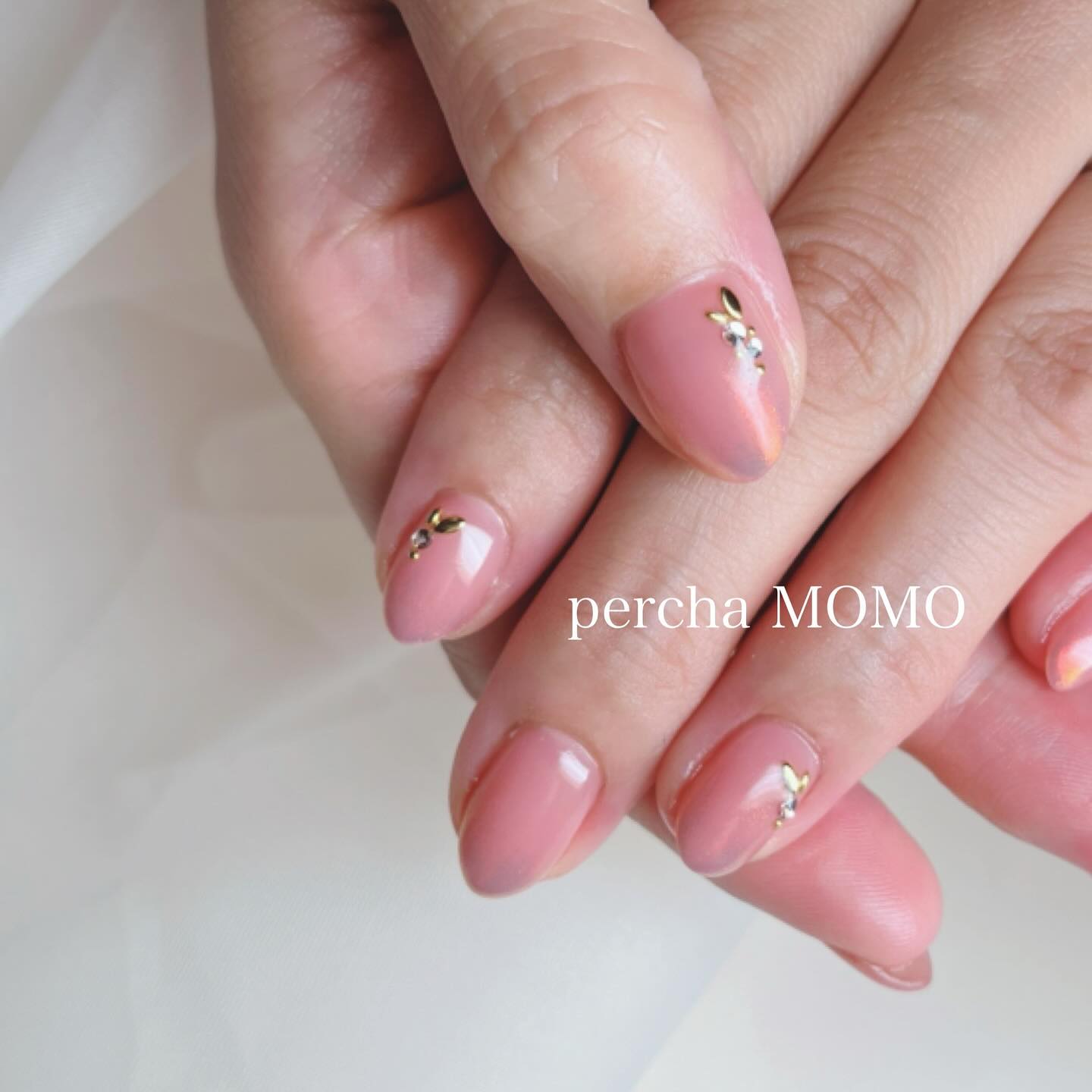 他のシンプル上品な#大人ネイル はこちらから
▶︎( @nail.salon_percha_momo )
✴︎
肌に馴染むピンクベージュ
秋を意識してこっくりと全塗りで
先端にはミラーパウダー...